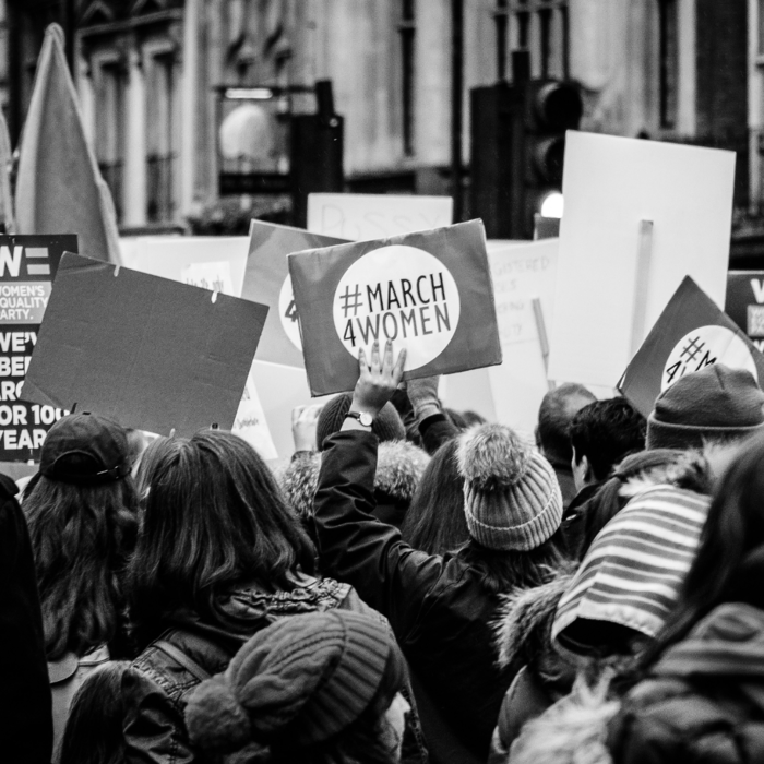 Protestant*innen tragen Schilder mit feministischen Sprüchen.