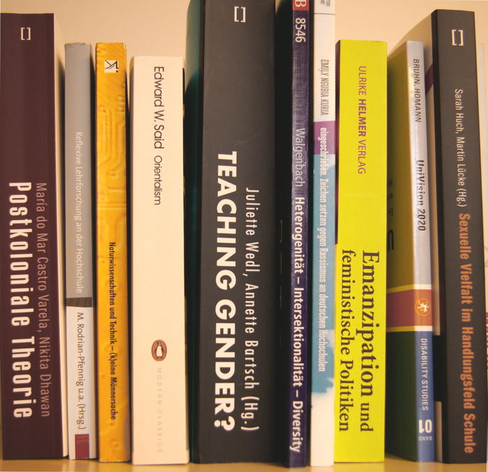 Verschiedene Bücher zum Thema Gender und Feminismus nebeneinander auf einem Regal.