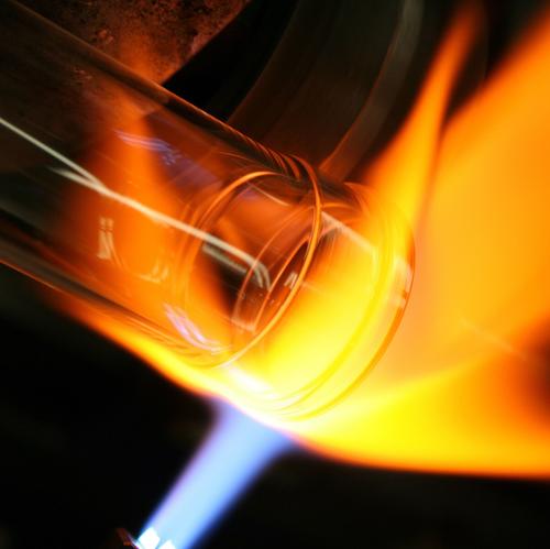 Ein von einer Flamme erhitztes Reagenzglas.