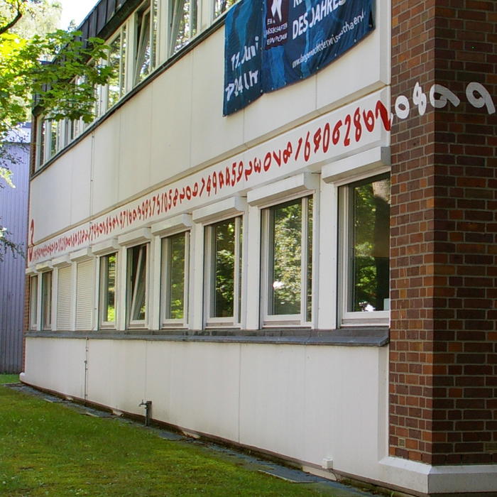 Gebäude des Instituts für Mathematik der Freien Universität Berlin, auf dem die Zahl Pi dargestellt ist.