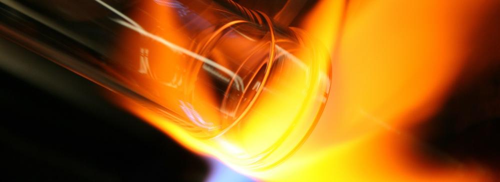 Ein Reagenzglas wird von einer Flamme erhitzt.