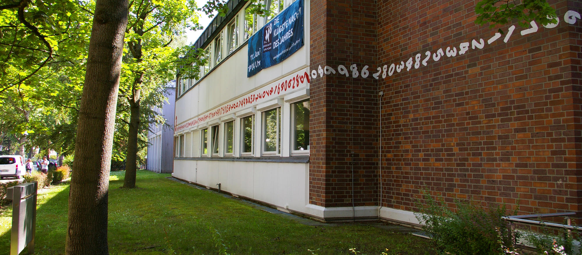 Gebäude des Instituts für Mathematik der Freien Universität Berlin, auf dem die Zahl Pi dargestellt ist.