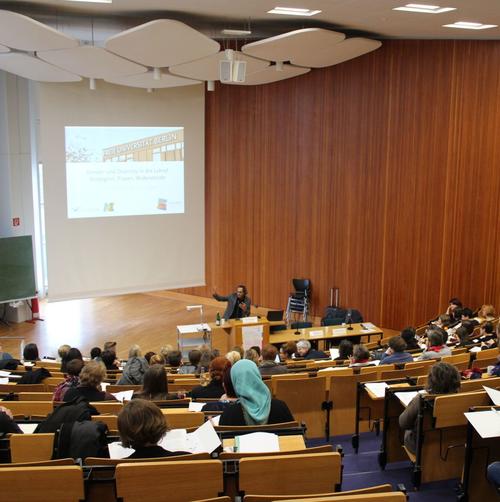 Paul Mecheril hält einen Vortrag in einem Hörsaal der Freien Universität Berlin.