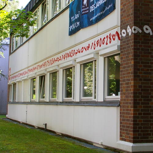 Gebäude des Instituts für Mathematik der Freien Universität Berlin, auf dem die Zahl Pi dargestellt ist.