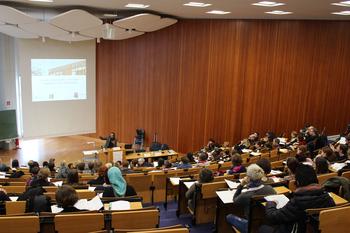 Paul Mecheril hält einen Vortrag in einem Hörsaal der Freien Universität Berlin.